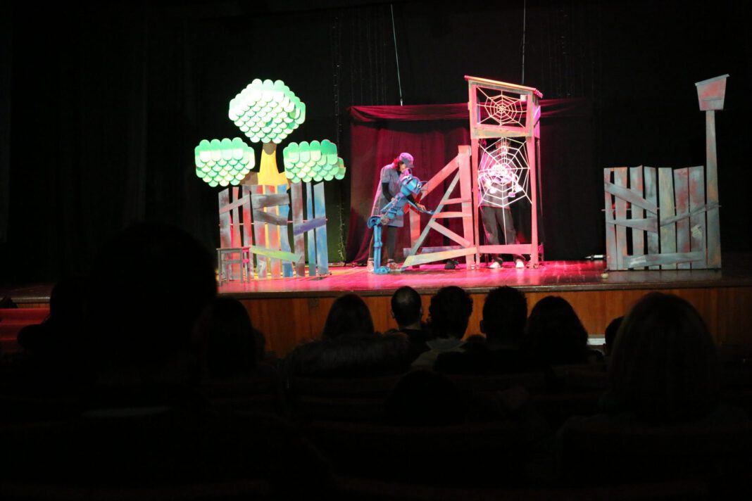 Espectacle de la Cigala i la Formiga al Teatre del Casal. (Foto: Xavier Lozano) Espectacle de la Cigala i la Formiga al Teatre del Casal. (Foto: Xavier Lozano)