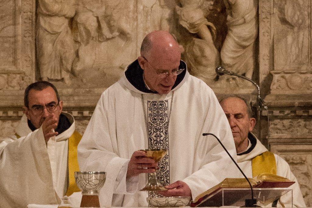 L'abat de Poblet, Octavi Vilà, oficia l'eucaristia amb el Calze de Catalunya de Mn. Muntanyola (Foto: Pep Torres)