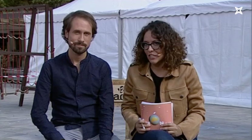 Xavier Lozano i Laura Alcalde, presentadors de l'1món.cat (Foto: La Xarxa de Comunicació Local)