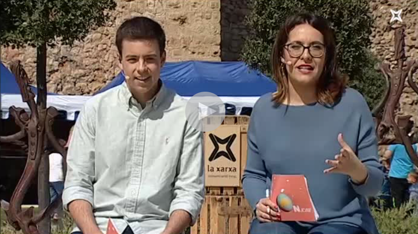 Jordi Murtró i Laura Alcalde a Montblanc, amb l'1món.cat (Foto: La Xarxa)