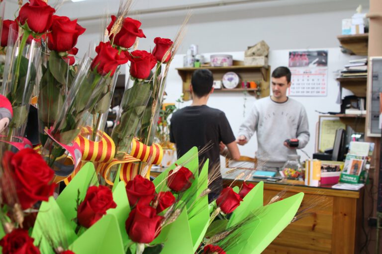 L’Espluga de Francolí proposa omplir balcons i finestres de roses el dia 23 d’abril L’Espluga de Francolí proposa omplir balcons i finestres de roses el dia 23 d’abril