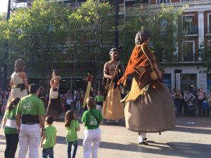 Els Gegants Neolítics de l'Espluga, amb llaços grocs a l'Hospitalet de Llobregat. (Foto: Cedida)