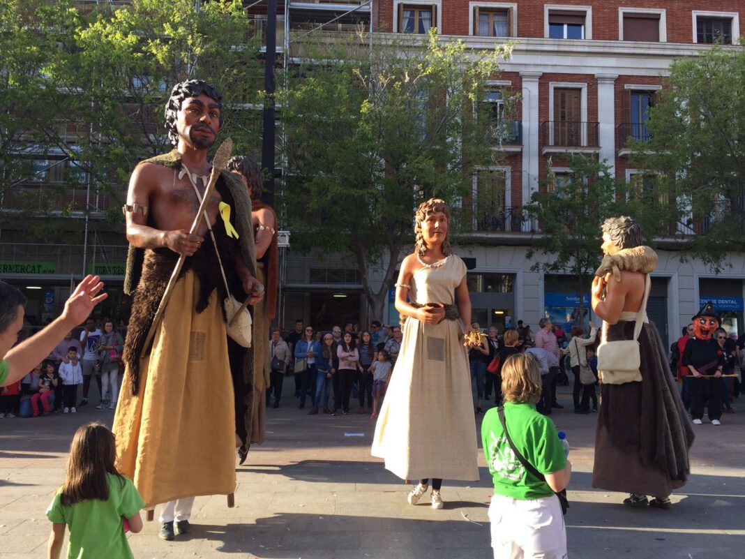 Els Gegants Neolítics de l'Espluga, amb llaços grocs a l'Hospitalet de Llobregat. (Foto: Cedida)