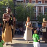 Els Gegants Neolítics de l’Espluga, amb llaços grocs a l’Hospitalet de Llobregat. (Foto: Cedida)