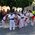 Els Bastoners de l’Espluga, durant la inauguració de la nova plaça de Sant Isidre. (Foto: Xavier Lozano)