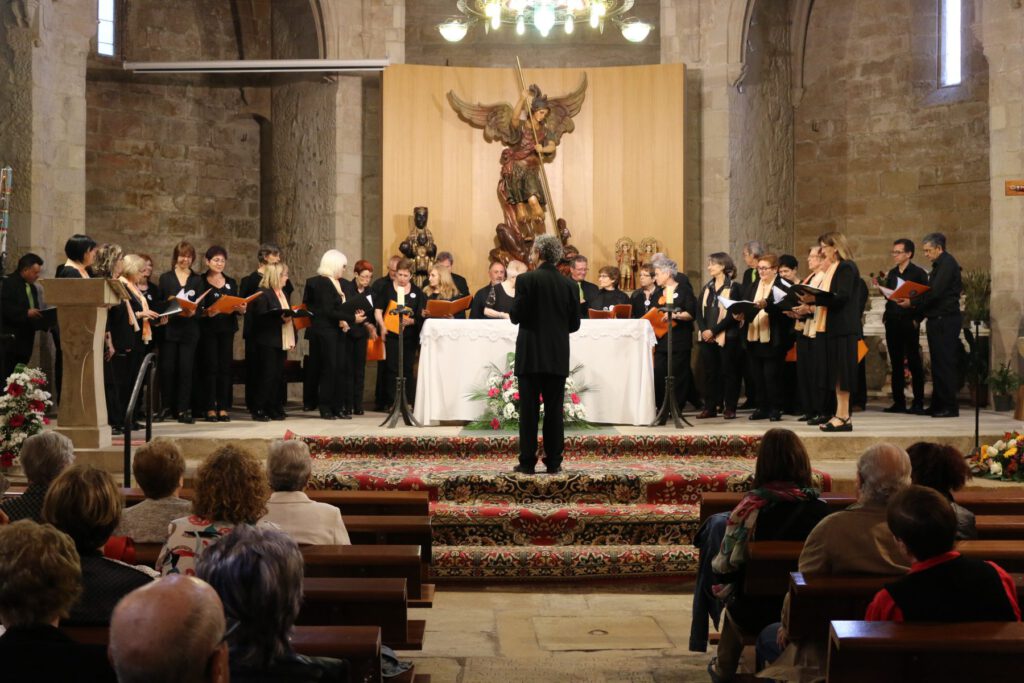 Cant conjunt de la Coral Carcaixent i la Coral Espluguina a l'església Vella. (Foto: Xavier Lozano)