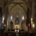 Actuació conjunta de les Corals Caicaixent i Espluguina a l’església Vella. (Foto: Xavier Lozano)