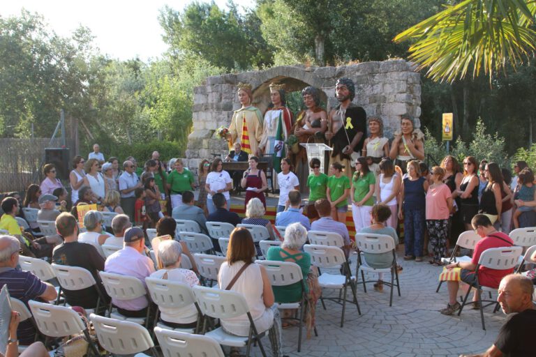 Laia Torres homenatja als avis i crida a actuar per la república en un pregó compartit