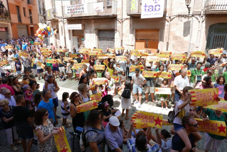 La Gran Ballada de la Festa Major de l’Espluga es tenyeix de groc per la república catalana