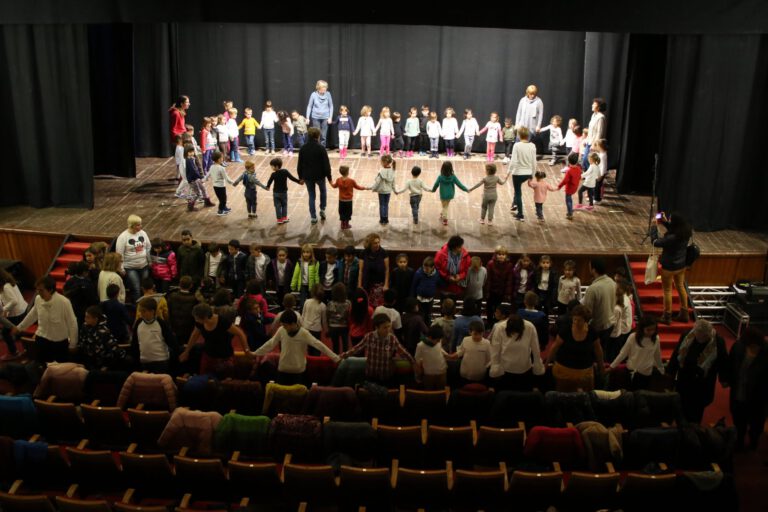 El Teatre del Casal de l’Espluga aixopluga la ballada de sardanes de l’Escola Martí Poch