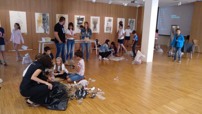 L’Escola Martí Poch tanca la setmana pel clima fent art amb plàstics