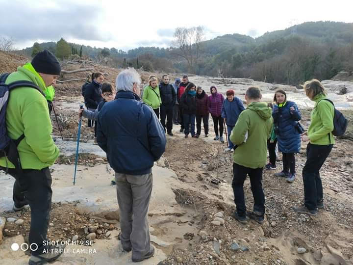 Un centenar de persones participa a la Caminada Popular pel Riu Milans Un centenar de persones participa a la Caminada Popular pel Riu Milans