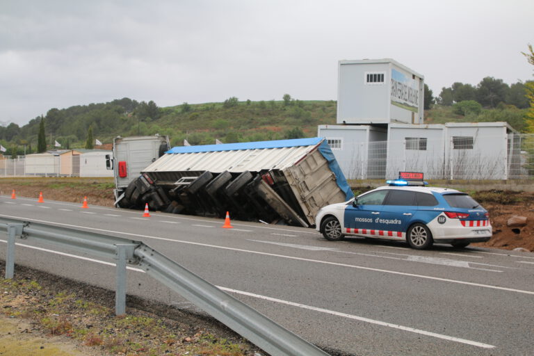 Accident de trànsit amb un camió bolcat a la N-240 a l’Espluga Accident de trànsit amb un camió bolcat a la N-240 a l’Espluga