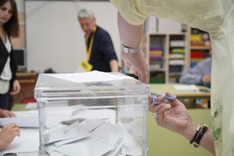 Entrada pel patí i sortida per la porta principal, els  canvis més destacats per votar el 14-F a l’Escola Martí Poch