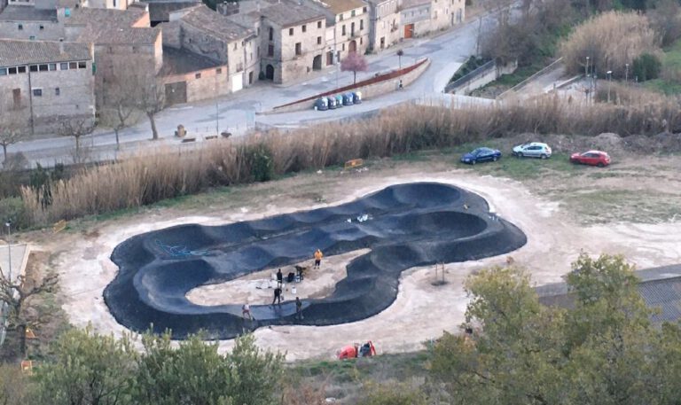 Vallfogona de Riucorb construeix un dels pump tracks més grans de Catalunya