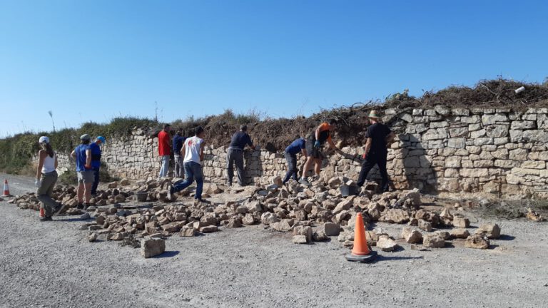 Una vintena de persones reconstrueixen un marge de pedra seca a Passanant i Belltall