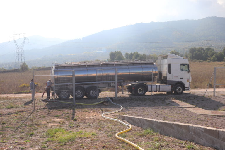 Les cisternes d’aigua aporten més de 260 mil litres diaris als dipòsits de l’Espluga