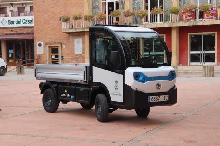 L’Espluga ja compta amb un nou camionet elèctric per la neteja dels carrers