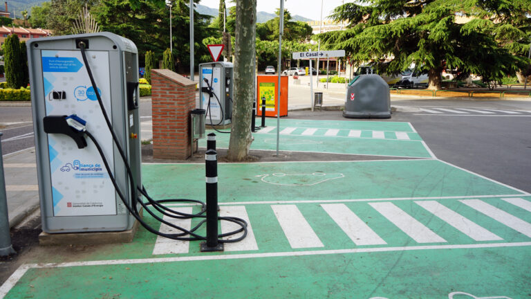 El govern de l’Espluga aclareix les xifres de consum dels carregadors elèctrics i referma la seva aposta verda
